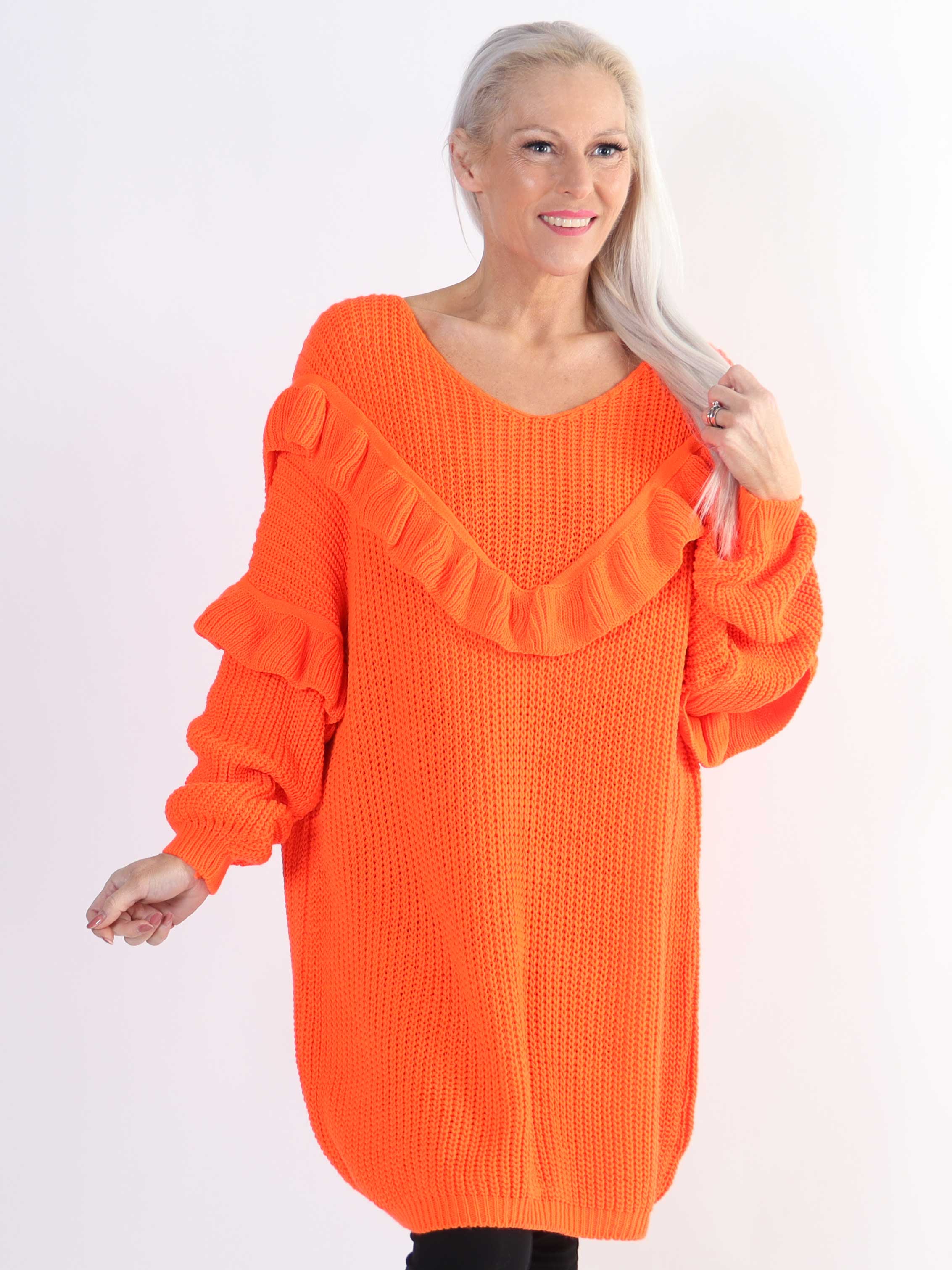 Ellis Dress - Lækker plus size strikkjole med fine flæsedetaljer